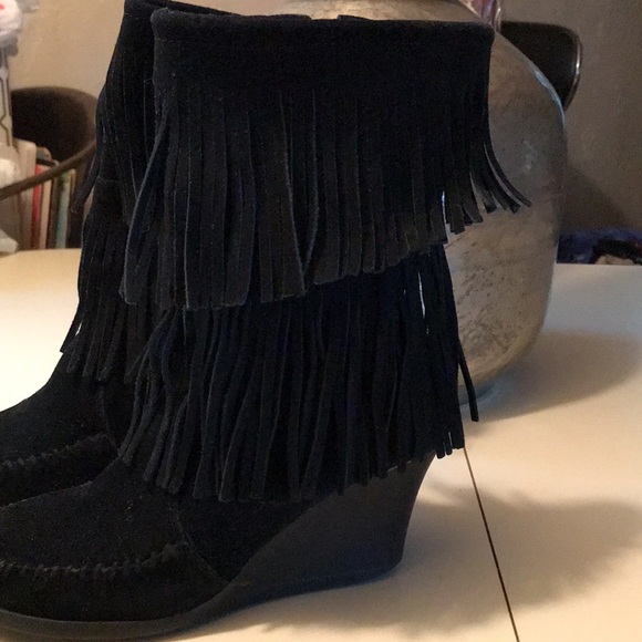 🚨B2G1 MINNETONKA Black Leather Fringed Wedged Low Calf Boots - Picture 3 of 7
